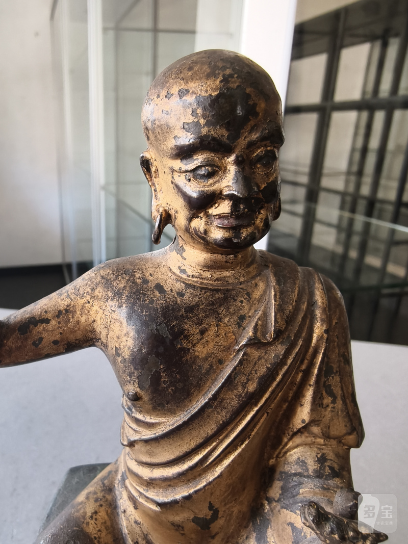 A gilt- and red-lacquered bronze figure of a luohan - 图14